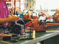 チェンソー、刈り払い機等林業機械の修理点検